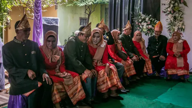 Pasangan Tuna Netra Menikah Massal
