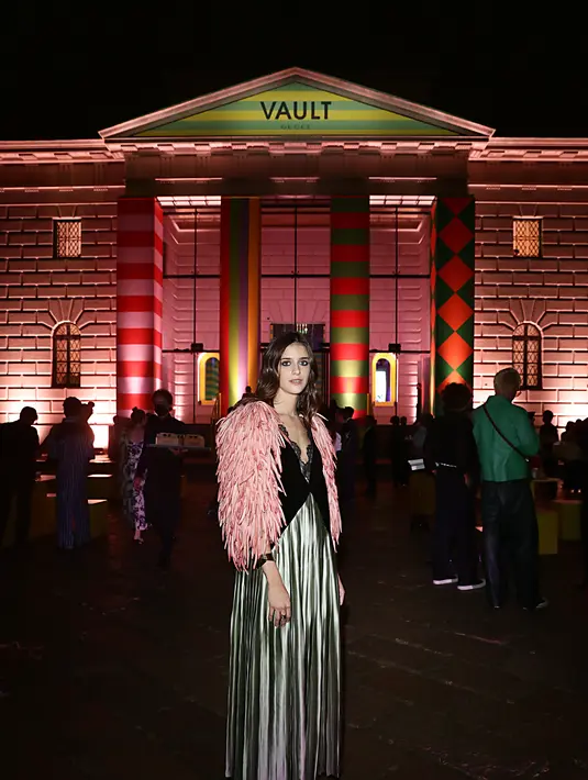 Kemewahan Gucci black velvet disertai silk dress bernuansa hijau dengan aksen bulu pink membuat kesan glamor yang tak terbantahkan. (Foto: Gucci).