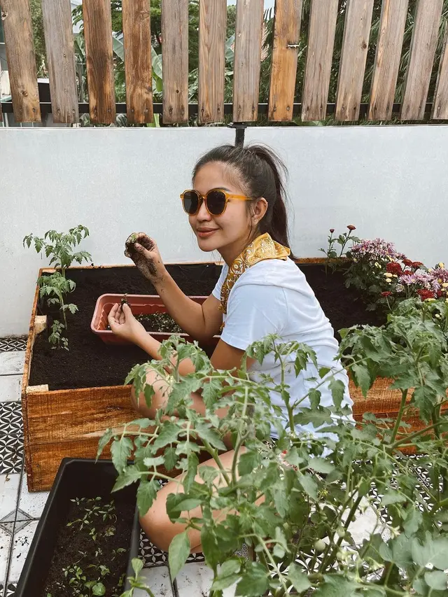 7 Potret Eriska Kesya, Istri Young Lex yang Berkebun di Rumah Jadi Sorotan