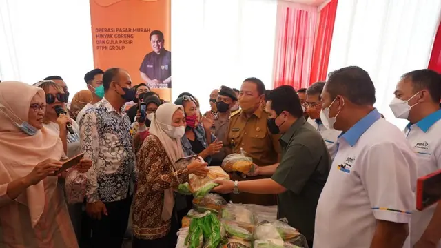 Menteri BUMN Erick Thohir meninjau pasar murah di Provinsi Lampung bersama PTPN Group.