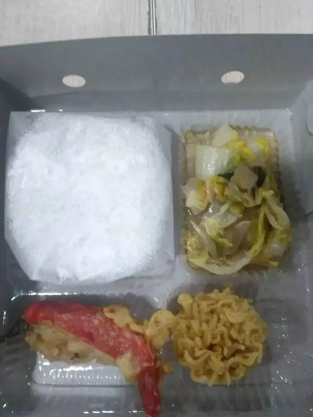 8 Potret Nyeleneh Isi Nasi Kotak yang Bikin Geleng Kepala, Lauknya Kocak Banget
