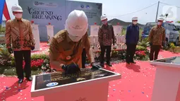 Bupati Kabupaten Bandung Dadang Supriatna menandatangani prasasti Al Azhar Islamic Boarding School di Bandung, Selasa (10/08/2021). Kegiatan tersebut merupakan bagian dari komitmen APL dan Podomoro Park Bandung dalam mendukung dunia pendidikan. (Liputan6.com/Pool/Podomoro Park)