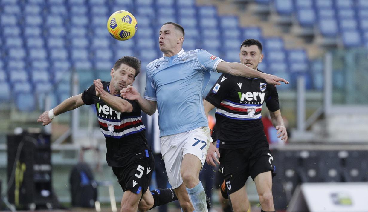 Lazio unggul penguasaan bola 57 persen berbanding 43 persen. Lazio juga unggul dengan 12 tembakan, enam yang mengarah ke gawang.  (Foto: AP/Gregorio Borgia)
