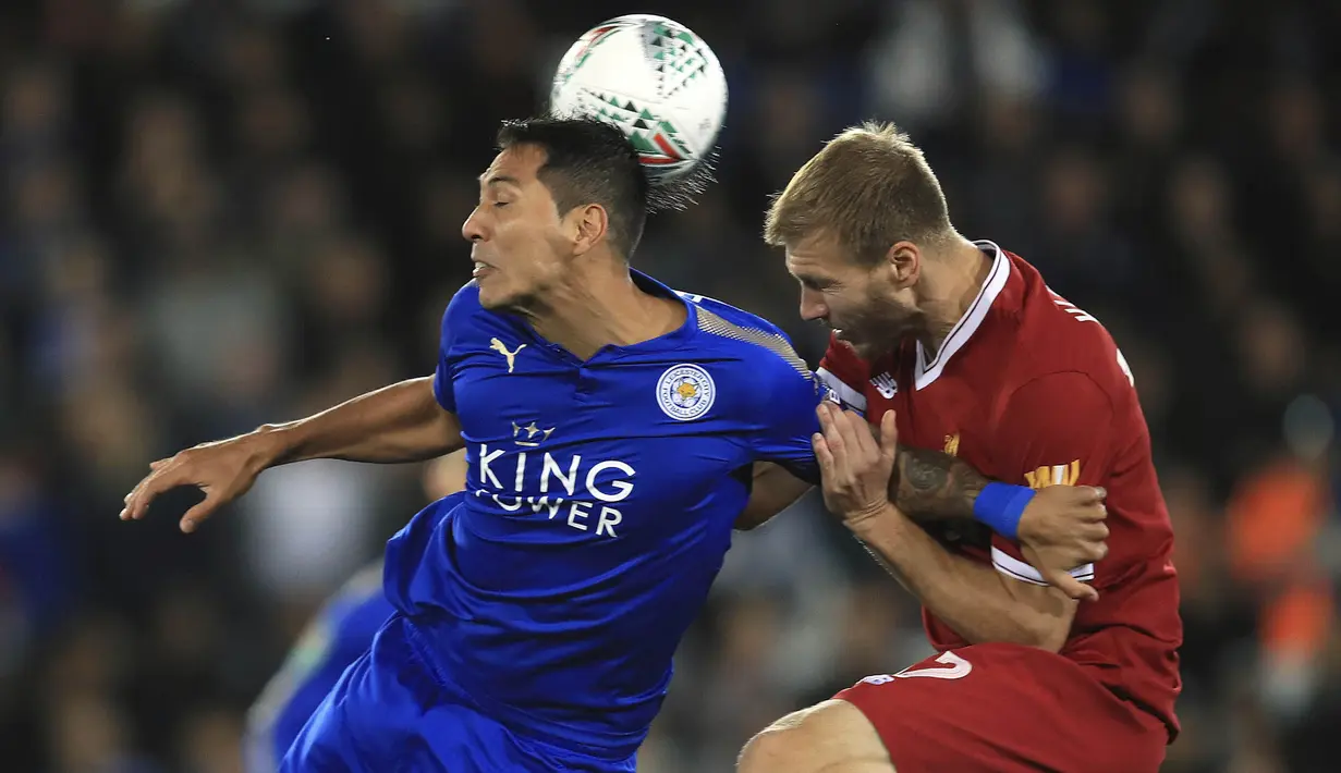 Striker Leicester, Leonardo Ulloa, duel udara dengan bek Liverpool, Ragnar Klavan, pada laga Premier League di Stadion King Power, Leicester, Sabtu (23/9/2017). Leicester kalah 2-3 dari Liverpool. (AP/Mike Egerton)