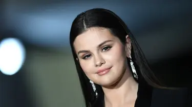 Selena Gomez saat tiba di acara tahunan kedua Academy Museum di Academy Museum of Motion Pictures di Los Angeles, Amerika, Sabtu (15/10/2022). Lama tak terlihat, Selena Gomez tampil anggun dan menawan dengan balutan busana serba hitam. (Jon Kopaloff/Getty Images via AFP)