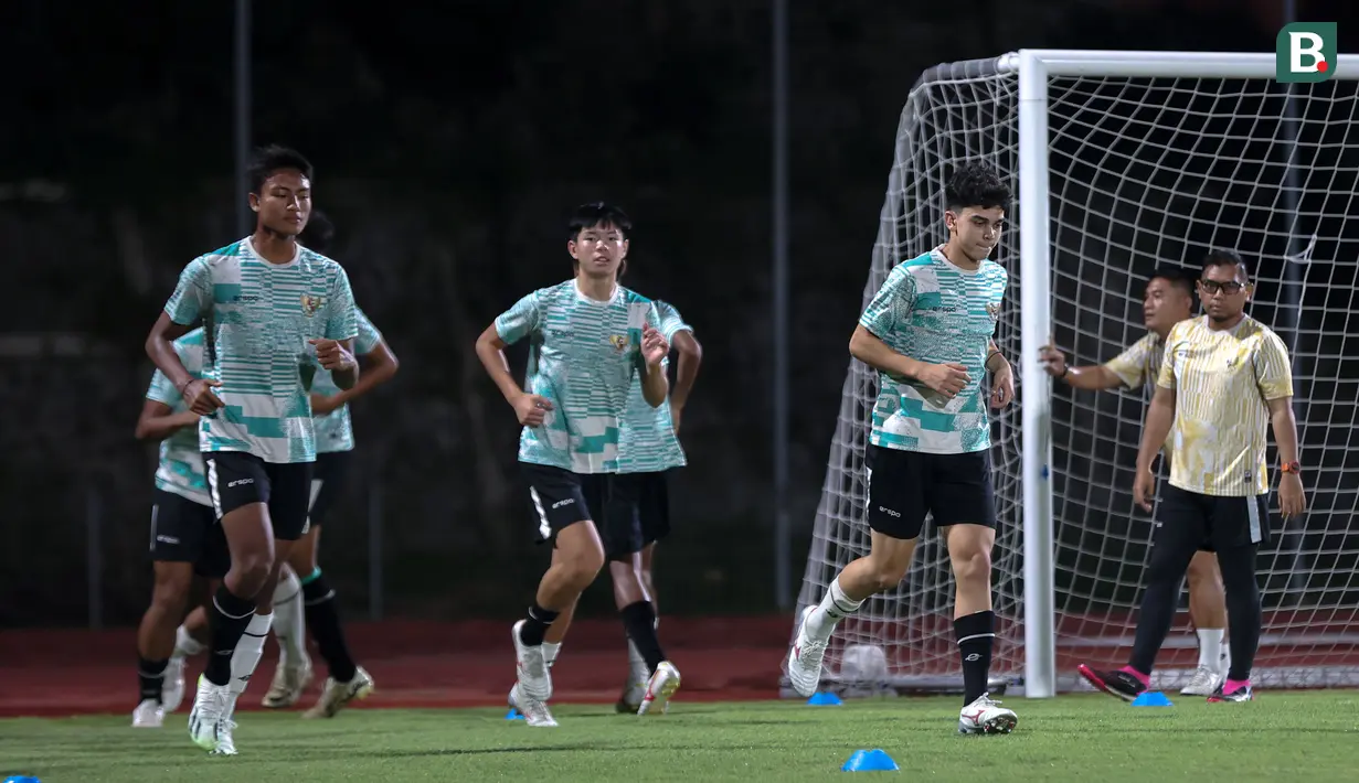 <p>Para pemain Timnas Indonesia U-16, Matthew Baker (kanan) dkk melakukan pemanasan dalam sesi official training di Stadion UNS, Solo, Jawa Tengah, Minggu (30/6/2024) jelang menghadapi Australia dalam laga semifinal Piala AFF U-16 pada Senin (1/7/2024) di Stadion Manahan, Solo. (Bola.com/Abdul Aziz)</p>