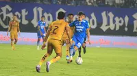 Persib Bandung bermain imbang tanpa gol melawan Bhayangkara FC pada pekan ke 30 BRI Liga 1 2022/2024 di Stadion Si Jalak Harupat, Soreang. (Bola.com/Erwin Snaz)