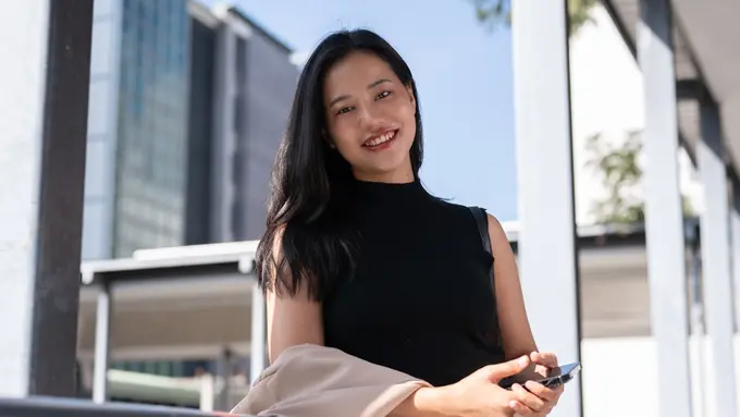 bekerja karir mandiri tersenyum