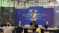 Menparekraf Sandiaga Uno memberi motivasi pada profram Santri Digitalpreneur di Ponpes Babakan Ciwaringin Cirebon. Foto (Liputan6.com / Panji Prayitno)