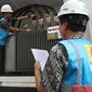 Teknisi mengecek Power Bank dan Mobile UPS penyuplai listrik di Hotel Sultan, Jakarta, (15/2). Pemasangan alat yang disediakan PLN itu untuk penyuplai pasokan listrik acara debat capres dan cawspres  kedua pada Minggu besok. (Liputan6.com/Angga Yuniar)