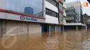 Daerah pertokoan di sekitar Kampung Pulo juga terkena banjir (Liputan6.com/Herman Zakharia).