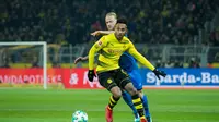 Penyerang Borussia Dortmund, Pierre-Emerick Aubameyang, dianggap sebagai sosok yang layak untuk menggantikan Antoine Griezmann di lini depan Atletico Madrid. (AFP/Guido Kirchner)
