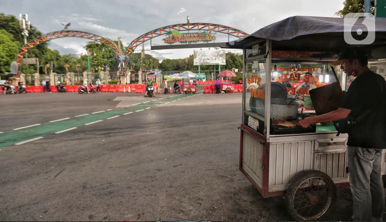 Susana pintu depan Ragunan yang tutup di Jakarta, Senin (25/5/2020). Pada musim libur lebaran Taman Margasatwa Ragunan yang biasa ramai pengunjung masih tutup karena masih dalam masa pemberlakuan Pembatasan Sosial Berskala Besar (PSBB). (Liputan6.com/Johan Tallo)