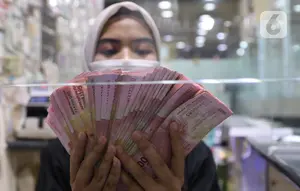 Teller menunjukkan uang rupiah di money changer, Jakarta, Rabu (9/9/2020). US$ 1 dibanderol Rp 14.780/US$ di pasar spot. Rupiah melemah 0,14% dibandingkan dengan penutupan perdagangan kemarin. (Liputan6.com/Angga Yuniar)