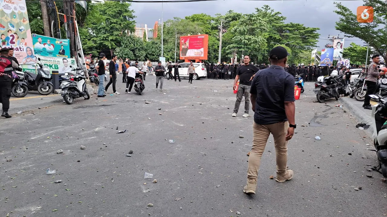 Kondisi pasca bentrok pendukung paslon Pilgub Sulsel (Liputan6.com/Fauzan)