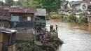 Aktivitas warga di bantaran Sungai Ciliwung, Jakarta, Senin (5/10/2020). Pemprov DKI mencatat kenaikan angka kemiskinan Jakarta sebesar 1,11 persen menjadi 4,53 persen pada bulan September 2020 karena terdampak pandemi COVID-19. (Liputan6.com/Immanuel Antonius)