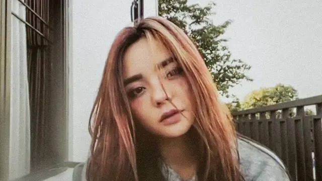 Messy Hair Style yang Berhasil Membuat Potret Gita Sinaga Semakin Menarik.