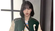 Melalui akun Instagram pribadinya, Lalisa Manoban terbilang cukup aktif mengunggah gaya penampilannya. Bahkan, gaya casual yang diunggah oleh Lisa Blackpink pun tak lepas dari perhatian banyak netizen. (Liputan6.com/IG/@lalalalisa_m)