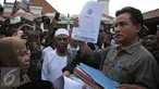 Yusril Izha Mahendra menerima satu bundel surat-surat dari warga Kampung Luar Batang, Jakarta, Rabu (6/4). Yusril akan mendampingi warga Kampung Luar Batang untuk menolak rencana revitalisasi Pemprov DKI Jakarta. (Liputan6.com/Gempur M Surya) 