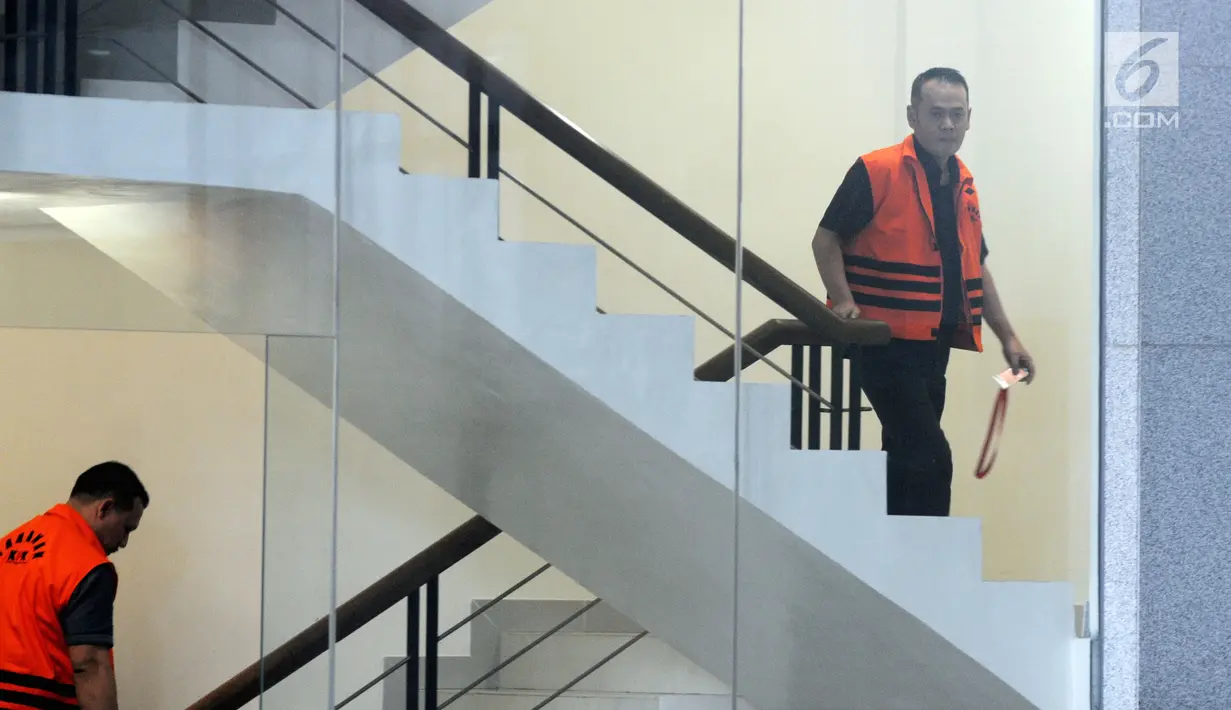 Narapidana kasus suap Bakamla, Fahmi Darmawansyah (kanan) dan Andi Rahmat (kiri) tiba di Gedung KPK, Jakarta, Selasa (7/8). Keduanya diperiksa terkait suap fasilitas dan perizinan di Lapas Sukamiskin. (Merdeka.com/Dwi Narwoko)