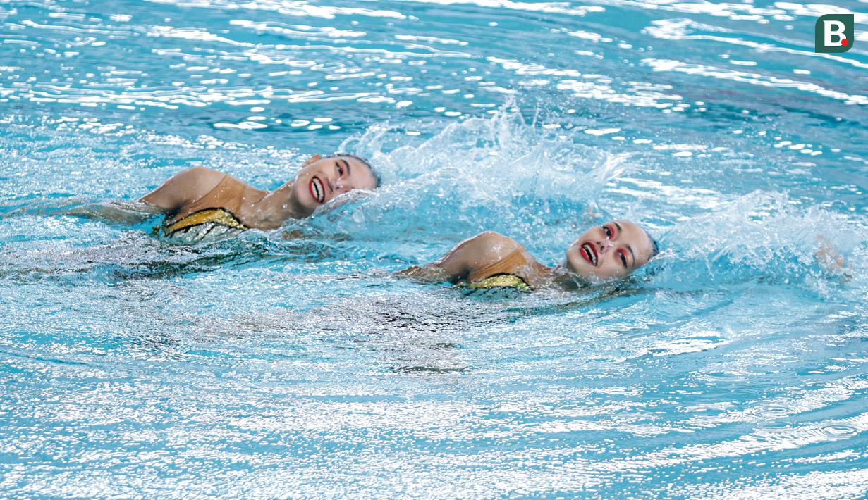 Aksi pasangan Hilda Tri Julyandra dan Talitha Amabelle Putri Subeni dalam nomor duet renang artistik Indonesia Open Aquatic Championships 2025 di Stadion Akuatik, Senayan, Jakarta, Selasa (25/11/2025). (Bola.com/Bagaskara Lazuardi)