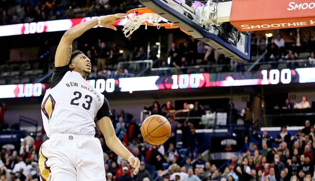 Pemain New Orleans Pelicans, Anthony Davis (23) melakukan dunks  saat melawan Cleveland Cavaliers pada lanjutan NBA di Smoothie King Center, New Orleans, Sabtu (5/12/2015) WIB. (Reuters/Derick E. Hingle)
