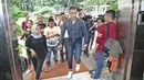 Komika Rizky Firdaus Wijaksana atau Uus memasuki gedung Ditreskrimsus Polda Metro Jaya, Selasa (24/10). Uus memberi kesaksian dari pihak Nikita Mirzani atas cuitan penghinaan terhadap Panglima TNI Jenderal Gatot Nurmantyo. (Liputan6.com/Herman Zakharia)