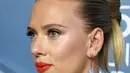 Aktris Scarlett Johansson berpose saat menghadiri SAG Awards 2020 di Shrine Auditorium & Expo Hall di Los Angeles (19/1/2020). Di acara ini, wanita yang biasa dipanggil Scar-Jo  memakai 11 tindikan yang melekat ditubuhnya. (Jon Kopaloff/Getty Images/AFP)