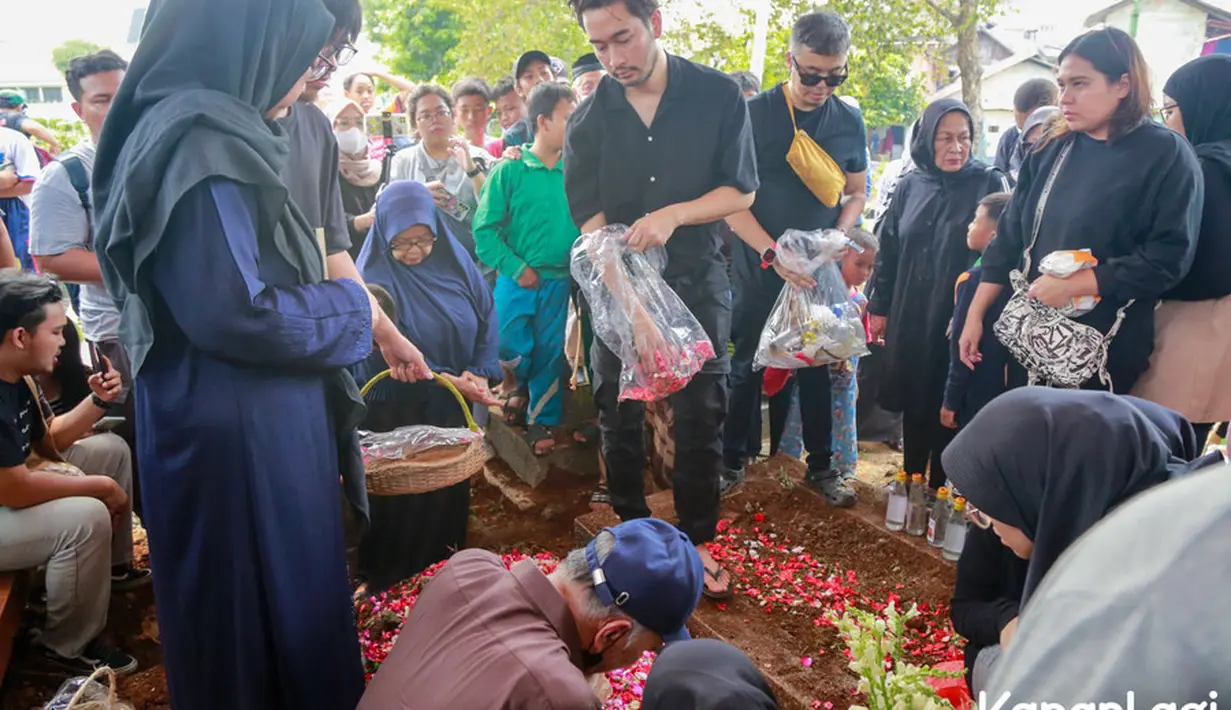 "Beliau sempat nitip jam tangan, tapi keburu enggak ada," kata Jeje Govinda sambil terisak. [Foto: KapanLagi.com®/Muhammad Akrom Sukarya]