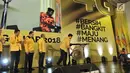 Ketua Umum Partai Golkar Airlangga Hartarto memukul gong saat membuka Rakernas Partai Golkar 2018 di Jakarta, Kamis (22/3). Rakernas Partai Golkar akan berlangsung pada 22-23 Maret 2018. (Merdeka.com/Iqbal Nugroho)