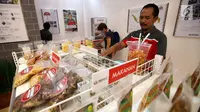 Karyawan merapikan produk makanan yang merupakan program kemitraan Sistem Produksi Terpadu Sampoerna pada Trade Expo Indonesia ke-32 di ICE BSD City, Tangerang, Banten, Rabu (11/10). (Liputan6.com)