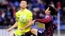 Bek Villarreal, Antonio Rukavina (kiri), berebut bola dengan pemain Eibar, Takashi Inui, dalam laga La Liga Spanyol di Stadion Ipurua, Eibar, (3/4/2016). (AFP/Ander Gillenea)