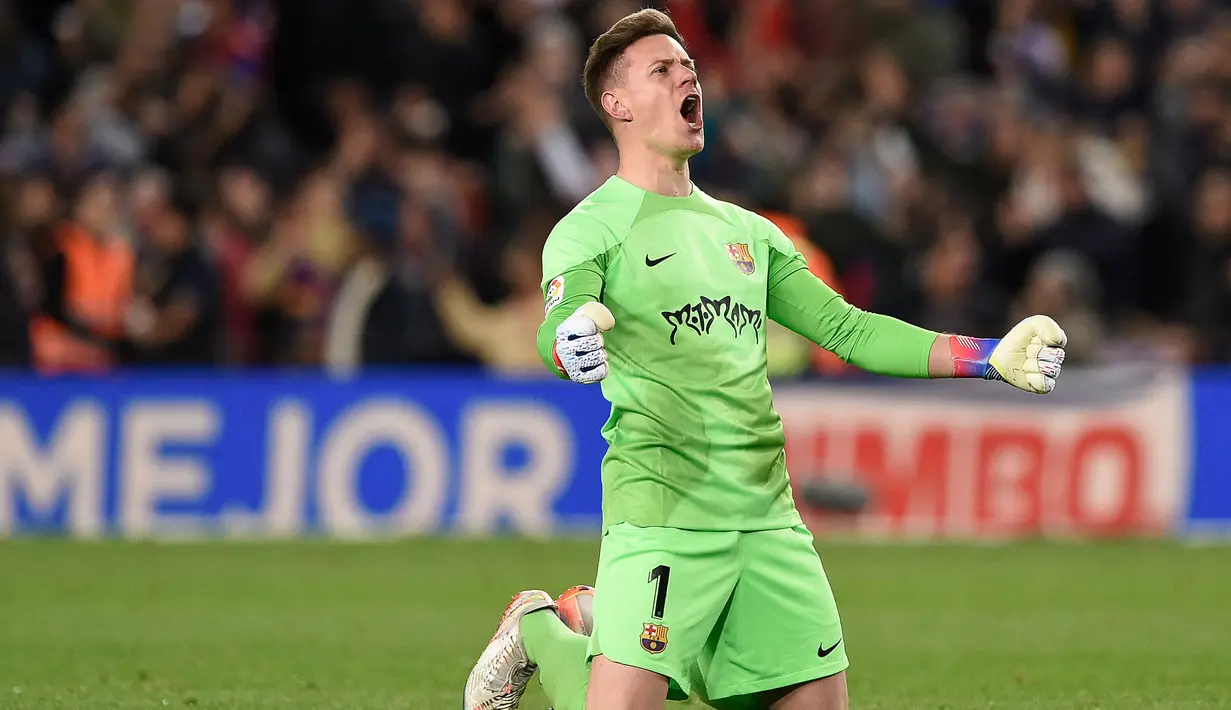 Selebrasi kiper Barcelona, Marc-Andre ter Stegen saat menghadapi Real Madrid pada laga Liga Spanyol 2022/2023 di Camp Nou Stadium, Barcelona (19/3/2023). Marc-Andre ter Stegen didatangkan Barcelona sejak awal musim 2014/2015. Ia baru menjadi pilihan utama di posisi penjaga gawang pada musim ketiganya hingga kini dan telah memainkan 376 laga di semua ajang dengan torehan 157 kali clean sheet dan kebobolan 367 gol. (AFP/Josep Lago)