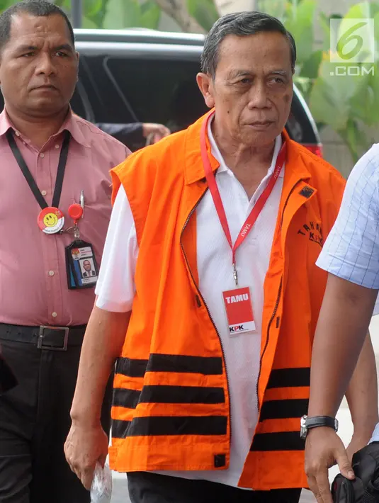 Anggota Komisi IX DPR Amin Santono tiba di gedung KPK, Jakarta, Senin (14/5). Amin diperiksa sebagai tersangka terkait suap penerimaan hadiah atau janji mengenai usulan dana perimbangan keuangan daerah pada RAPBN Perubahan 2018. (Merdeka.com/Dwi Narwoko)