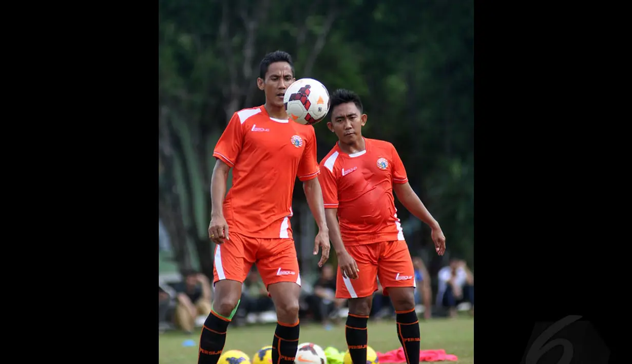 Mantan pemain Persik Kediri, Rendy Irawan Saputra (kanan) ikut berlatih bersama klub barunya Persija Jakarta di Markas Yon Zikon 13, Jakarta (2/1/2015). (Liputan6.com/Miftahul Hayat)