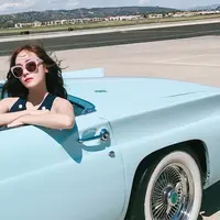 Menikmati liburan musim panas di Los Angeles, Amerika Serikat, begini style Jessica yang bisa kamu tiru. Dengan balutan Top Shirt Navy dan sunglasses, Jessica terlihat feminim dan fresh.(Liputan6.com/IG/@jessica.syj)