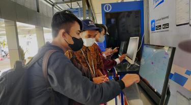 Penumpang mengambil boarding pass kereta di Stasiun Daop 8 Surabaya. (Dian Kurniawan/Liputan6.com)