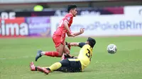 Pemain Persija Jakarta, Aji Kusuma berusaha melewati kiper PSM Makassar, Reza Arya Pratama dalam laga lanjutan BRI Liga 1 2022/2023 di Stadion Patriot Candrabhaga, Bekasi, Rabu (25/1/2023) sore WIB. (Bola.com/M Iqbal Ichsan)