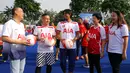 Chief Corporate Solutions PT AIA Financial Daniel Herjun Putranto, Chief HR Officer Setiawani, Head of Brand and Communication Kathryn Monika, Vennard Hutabarat, Budi Sudarsono membuka AIA Championship 2019, Jakarta, Sabtu (12/1). (Liputan6.com/HO/Fahmi)