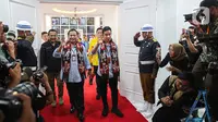 Prabowo-Gibran tiba di KPU dengan dikawal oleh lautan massa pendukung dan simpatisan yang bergerak di sepanjang Jalan Imam Bonjol Jakarta. (Liputan6.com/Faizal Fanani)