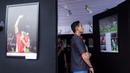 <p>Pemain Timnas Indonesia, Rizky Ridho menikmati foto cerita Boaz Solossa dalam pameran foto Media Cup 2025 yang bertema Timnas Indonesia dari Masa ke Masa di Cibis, Cilandak, Jakarta Selatan, Selasa (28/10/2025). (Bola.com/Bagaskara Lazuardi)</p>