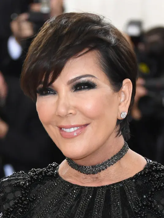 Kris memang terlihat ibu yang sangat menyayangi anak-anaknya. Terbukti beberapa saat setelah Kim mengalami kerampokan di Paris, sang ibu sudah hadir di lokasi memberikan dukungan pada anaknya. (AFP/Bintang.com)