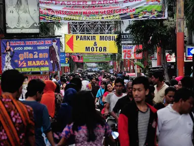 Jelang Hari Raya Idul Fitri 1435 H, sejumlah toko di Pasar Baru, Jakarta, dipadati pengunjung, (25/7/2014). (Liputan6.com/Faizal Fanani)