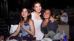 Meski sederhana, terlihat perayaan ultah Marsha Aruan berlangsung dalam suasana yang hangat dan akrab. Di antara para tamu, kehadiran Gisella Anastasia juga mencuri perhatian. Dia tampil stylish dengan tanktop denim yang dipadukan dengan celana jeans. (Liputan6.com/IG/@aruanmarsha)