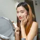 Ilustrasi perempuan dengan tanda-tanda penuaan dini akibat mengabaikan penggunaan sunscreen. (depositphotos/theshots.contributor@gmail.com)