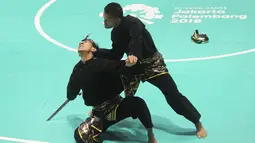 Pesilat Indonesia Hendy dan Yolla Primadona, saat beraksi pada pencak silat nomor artistik ganda putra Asian Games di TMII, Jakarta, Senin (27/8/2018). Hendy dan Yolla mendapat mendali emas dengan nilai 580. (Merdeka.com/Arie Basuki)