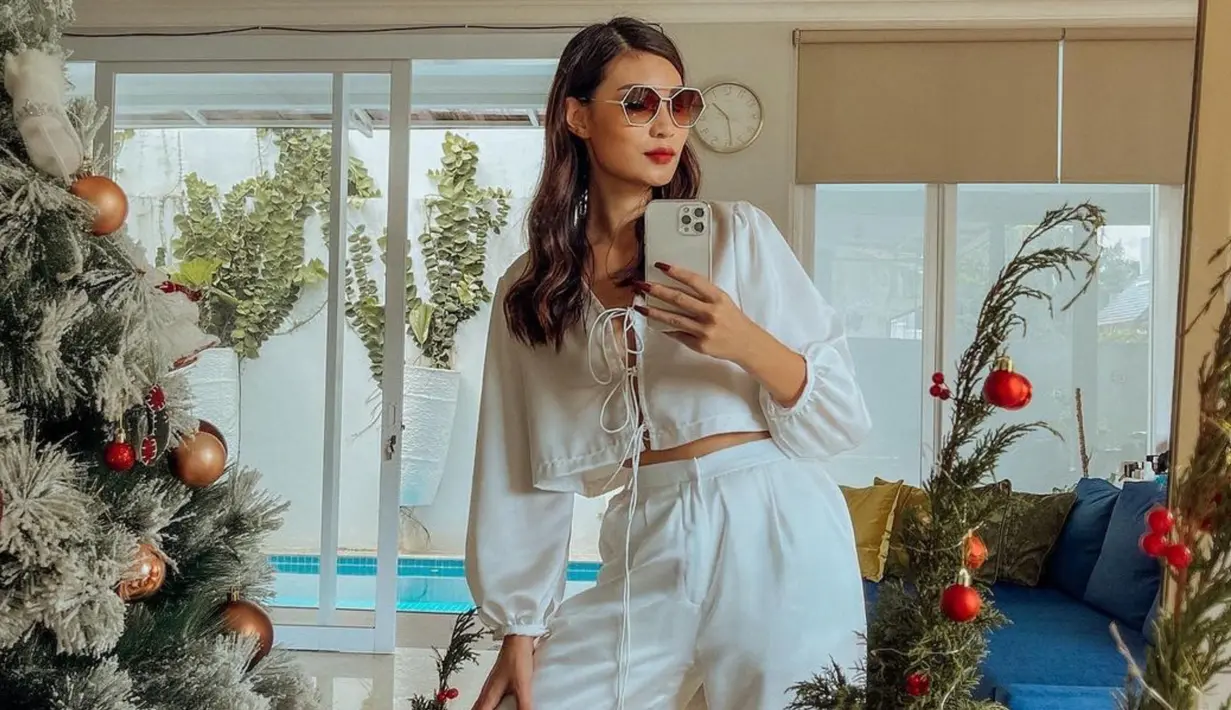 Warna putih menjadi salah satu warna favorit dari perempuan yang memiliki nama lengkap Patricia Gunawan ini. Ia selalu tampil percaya diri dalam memadupadankan bajunya yang berwarna putih. (Liputan6.com/IG/patriciagouw)