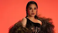 Mengawali 2024, Ruth Sahanaya membagikan sejumlah potret terbarunya untuk keperluan profile shoot. Sang diva tampak awet muda di usia 57 tahun. (Foto: Dok. Instagram @mamauthe)