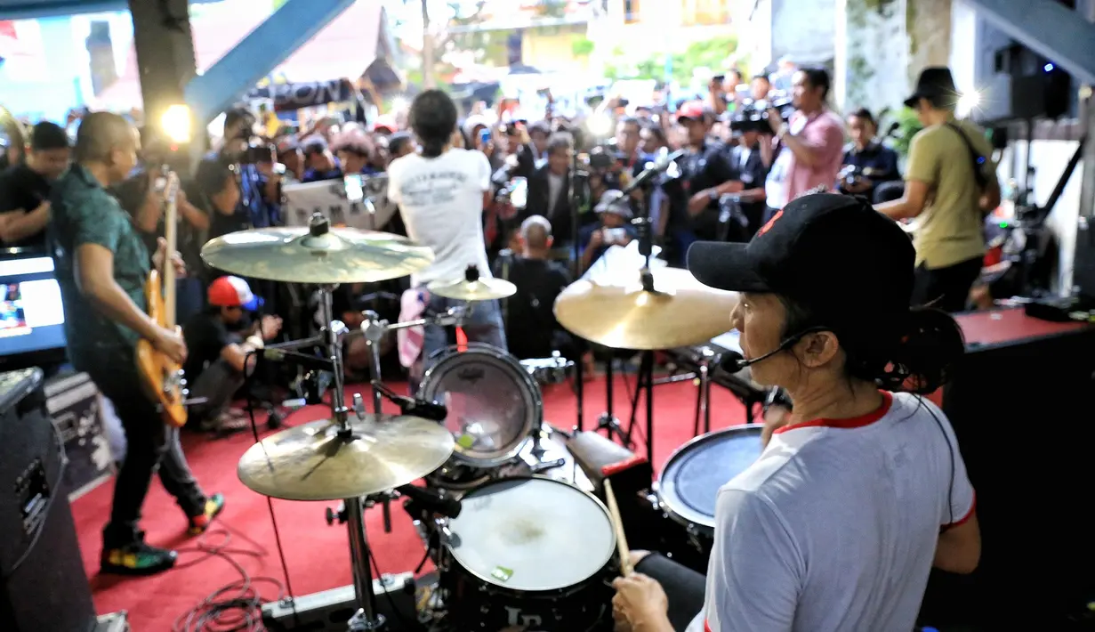 Dalam acara showcase tersebut, empat personel Slank hadir diantaranya, Kaka, Bimbim, Ridho, dan Ivanka. Sedangkan Abdee, gitaris tidak hadir lantaran proses penyembuhan penyakitnya. (Adrian Putra/Bintang.com)