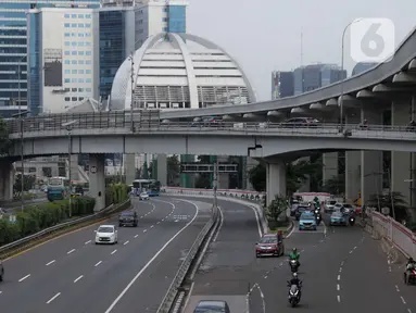 Suasana lengang tampak terlihat di tol dalam kota Gatot Subroto, Jakarta, Selasa (25/2/2020). Dikarenakan ruas jalan yang tergenang usai banjir hari ini membuat banyak pekerja kantoran meliburkan diri dan membuat ruas jalan di Jakarta lengang. (Liputan6.com/Faizal Fanani)